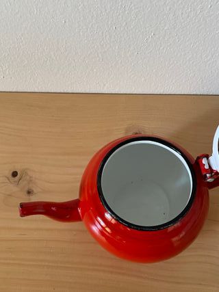 Teiera in metallo smaltato rosso