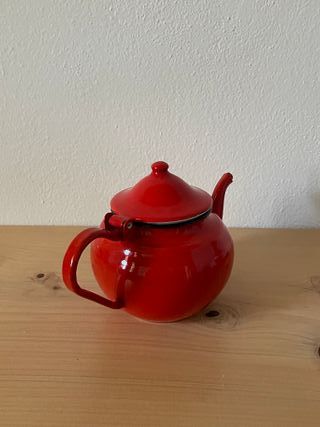 Teiera in metallo smaltato rosso