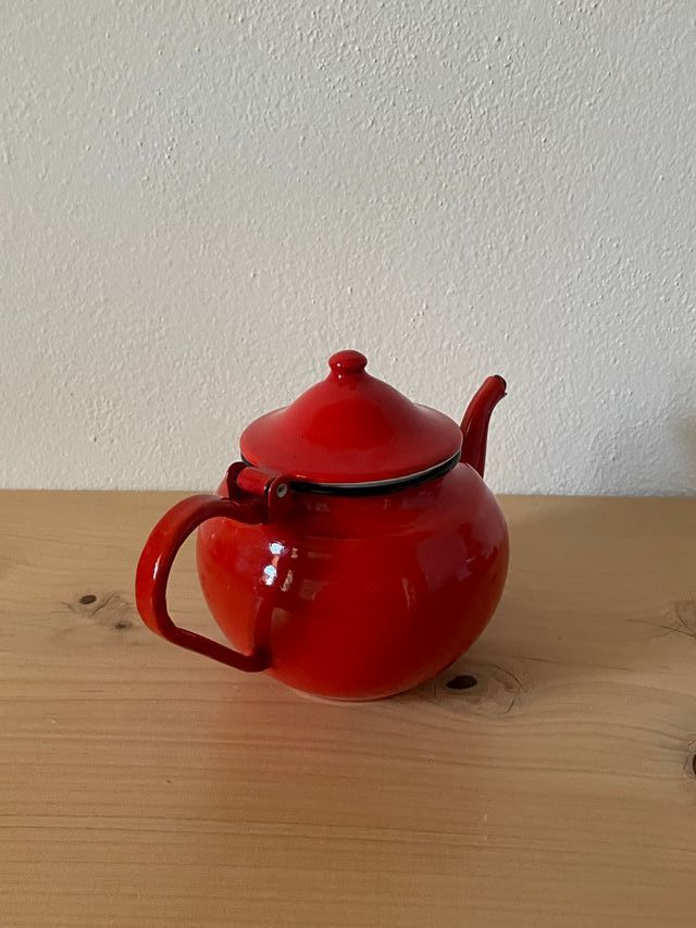 Teiera in metallo smaltato rosso