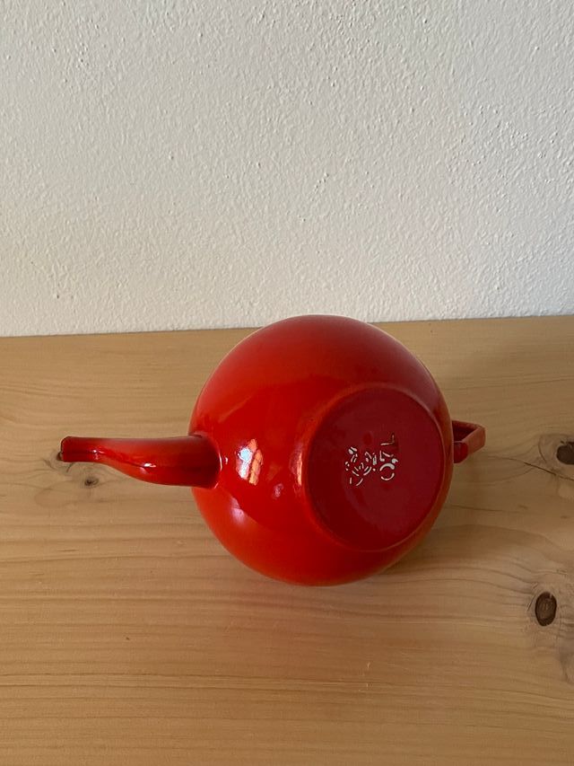 Teiera in metallo smaltato rosso