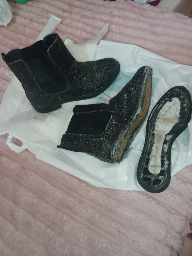 Botas negras y plateadas