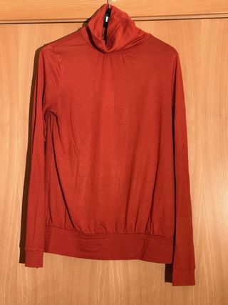 Camiseta cuello alto roja