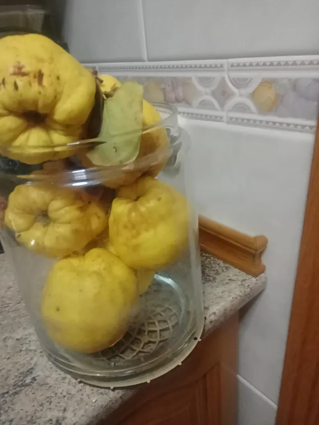 Bote de cristal con membrillos