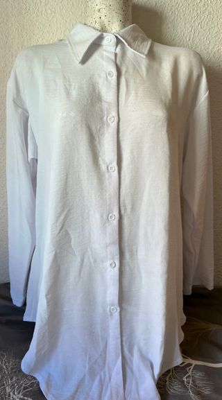 Camisa blanca con ojo bordado dorado