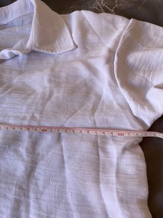 Camisa blanca con ojo bordado dorado