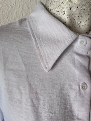 Camisa blanca con ojo bordado dorado