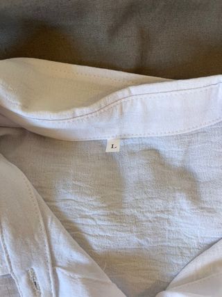 Camisa blanca con ojo bordado dorado