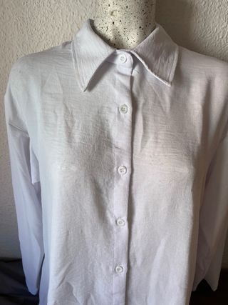 Camisa blanca con ojo bordado dorado