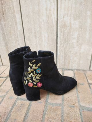 Tronchetti neri con fiori ricamati