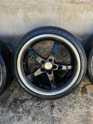 Llantas 18 pulgadas.