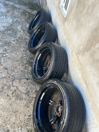 Llantas 18 pulgadas.