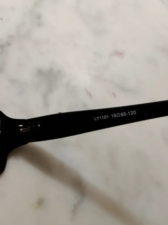 Gafas de sol negras y verdes