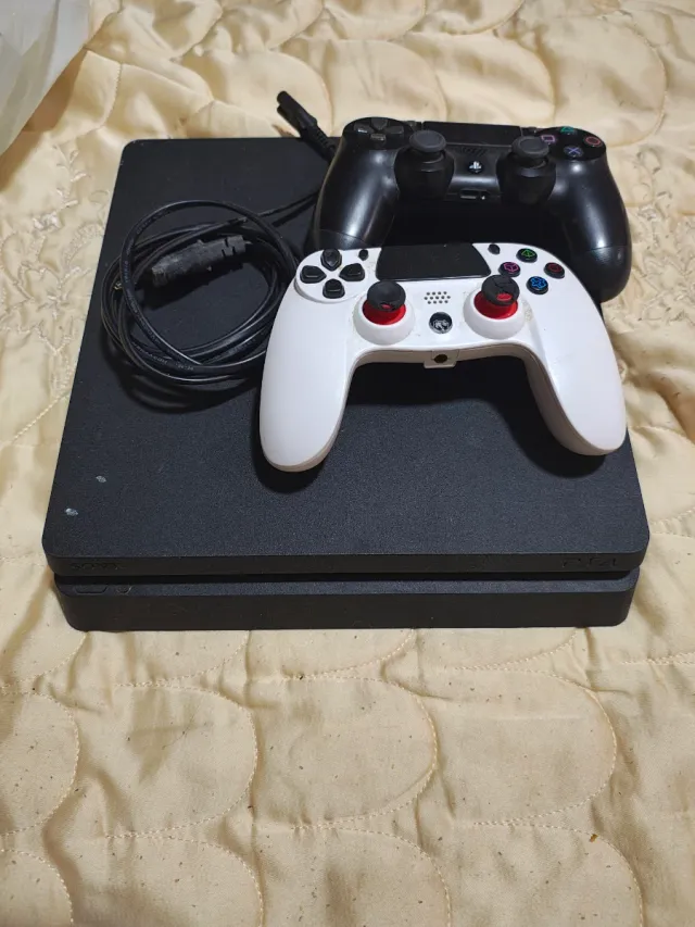 PS4 (PlayStation 4) Negra y Blanca