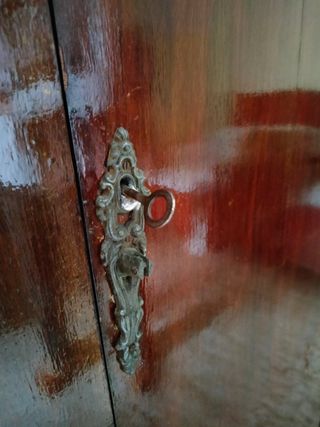 Armario ropero antiguo con espejo interior