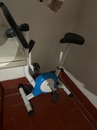 Bicicleta Estática Azul y Blanca