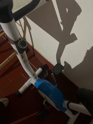 Bicicleta Estática Azul y Blanca