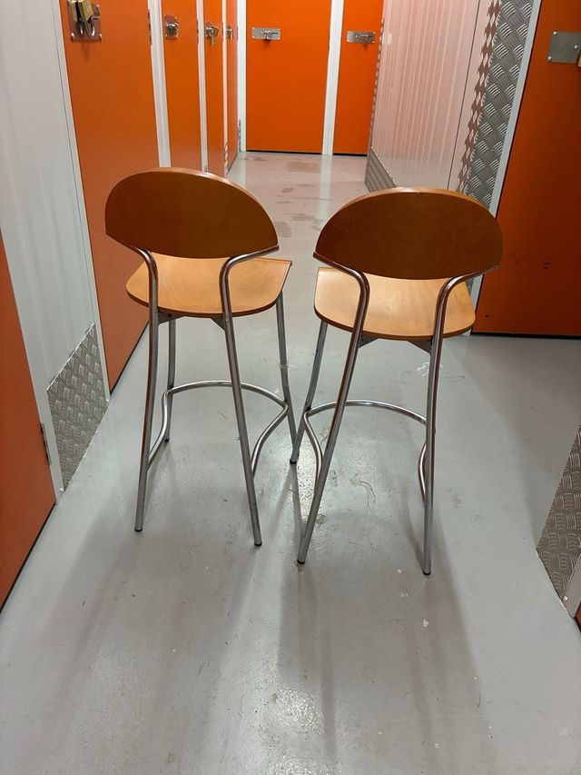 2 sgabelli in legno e metallo