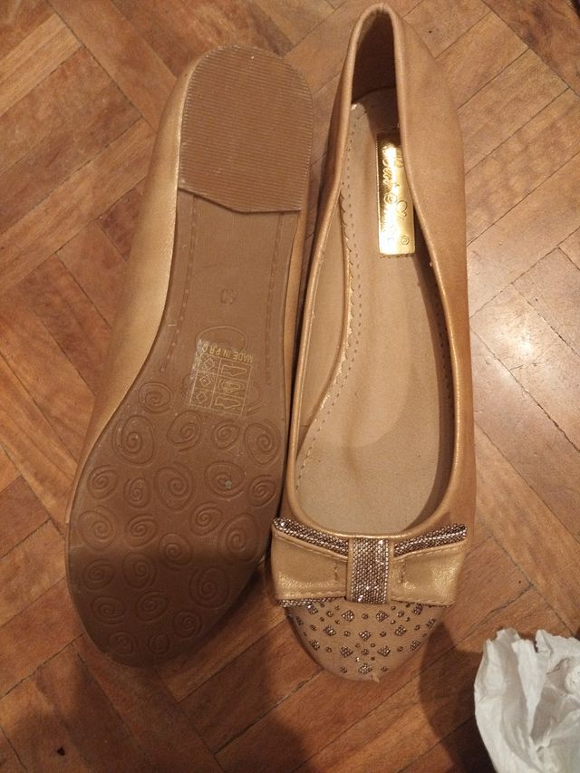 Manoletinas doradas con lazo y pedrería