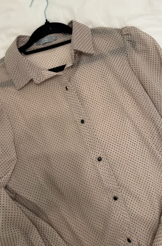 Blusa Lichi Beige con Puntos Negros Talla M