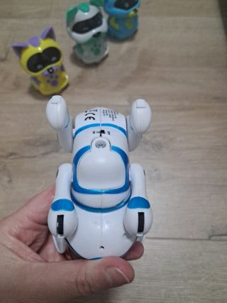 Perro robot interactivo blanco y azul