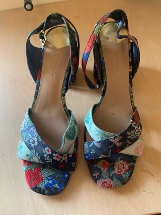 Zapatos Stradivarius florales tacón