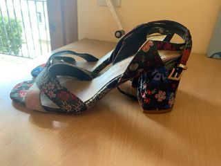 Zapatos Stradivarius florales tacón