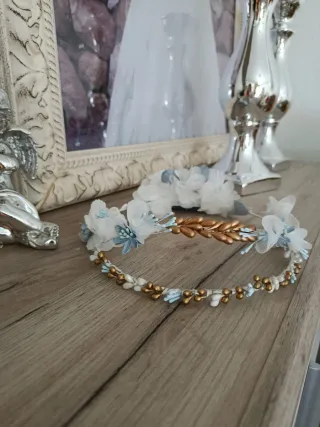 Tocado comunión flores blancas y y azules