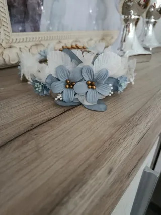 Tocado comunión flores blancas y y azules