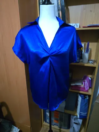 Blusa azul satinada manga corta