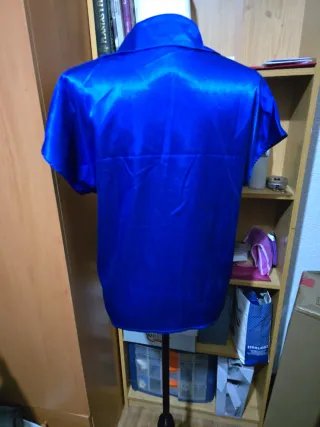 Blusa azul satinada manga corta