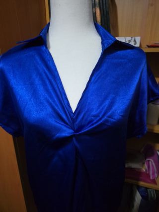 Blusa azul satinada manga corta