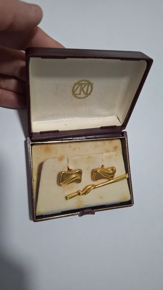 Alfiler de corbata y gemelos dorados