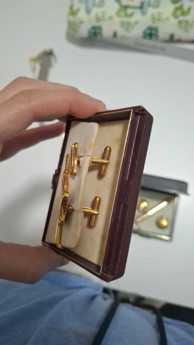 Alfiler de corbata y gemelos dorados