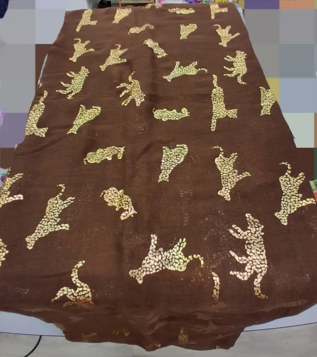 Fular con estampado de leopardo dorado