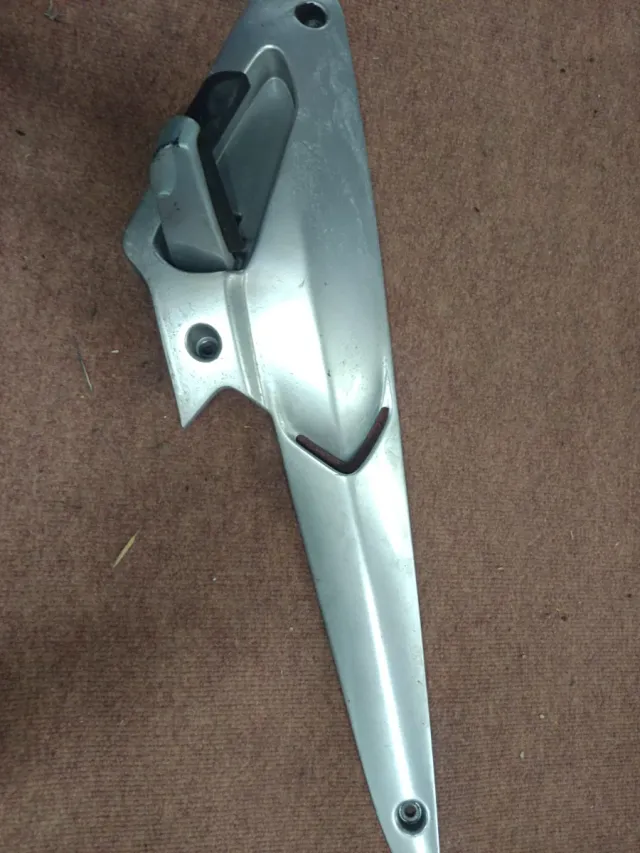 Chapa Reposapiés derecha
Aprilia SR Max 125