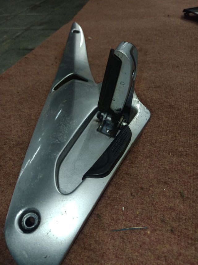 Chapa Reposapiés derecha
Aprilia SR Max 125