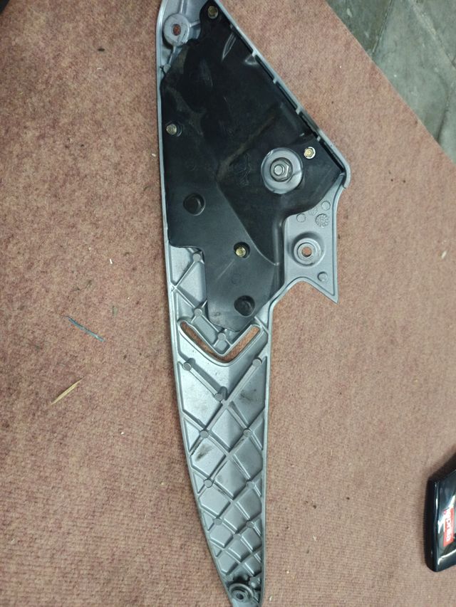 Chapa Reposapiés derecha
Aprilia SR Max 125