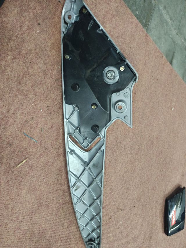 Chapa Reposapiés derecha
Aprilia SR Max 125