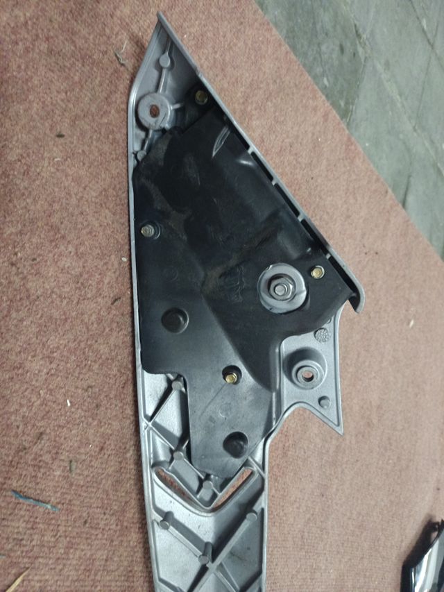 Chapa Reposapiés derecha
Aprilia SR Max 125