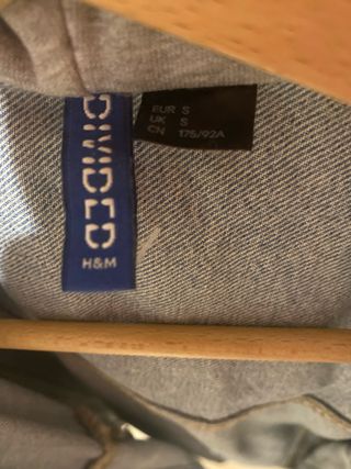 Chaqueta vaquera con capucha gris