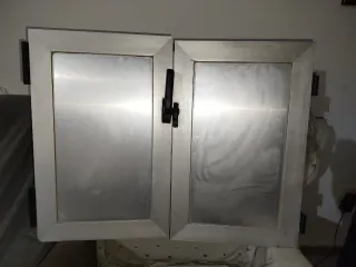 Puerta pequeña de aluminio