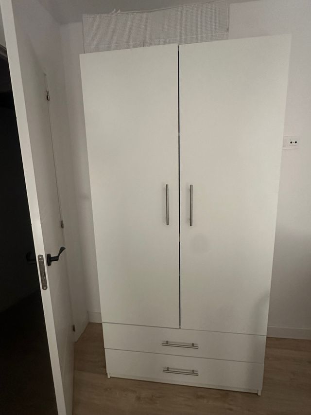 Armario blanco de madera