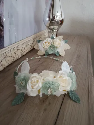 Tocado comunión flores crema y verde