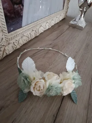 Tocado comunión flores crema y verde