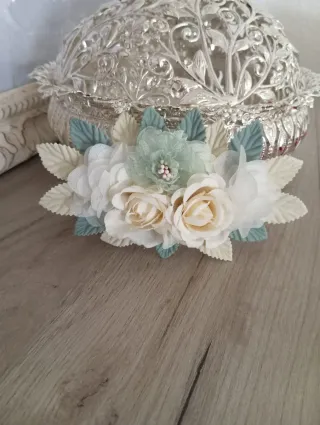 Tocado comunión flores crema y verde