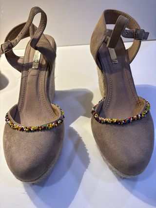 Alpargatas cuña beige con abalorios T39