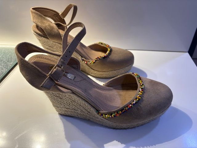 Alpargatas cuña beige con abalorios T39