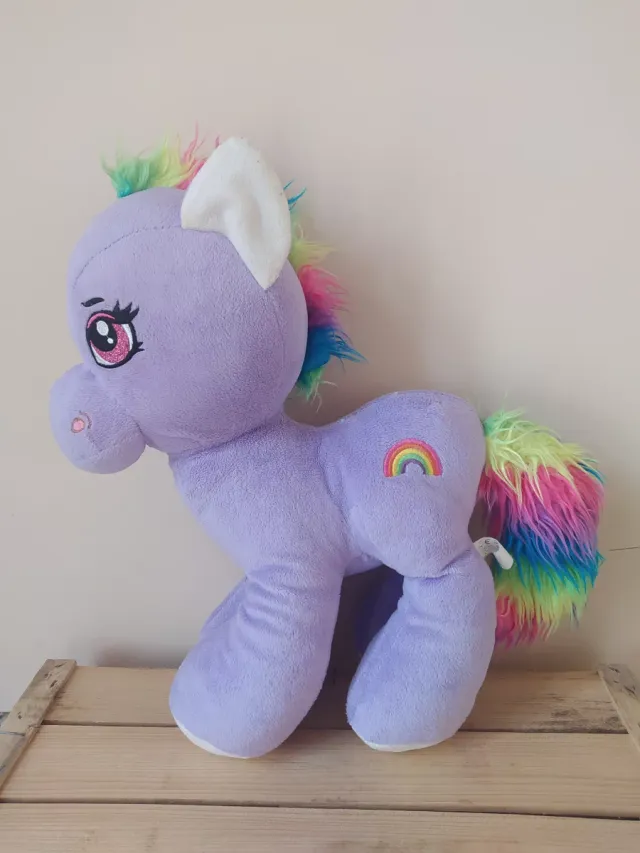 Caballito de peluche morado con arcoíris