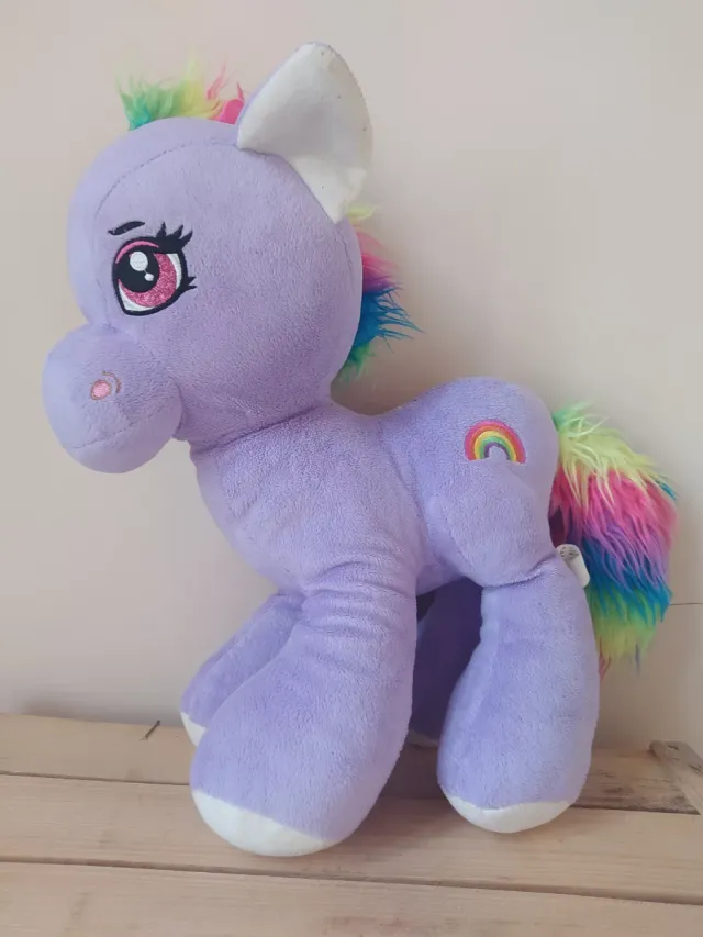 Caballito de peluche morado con arcoíris