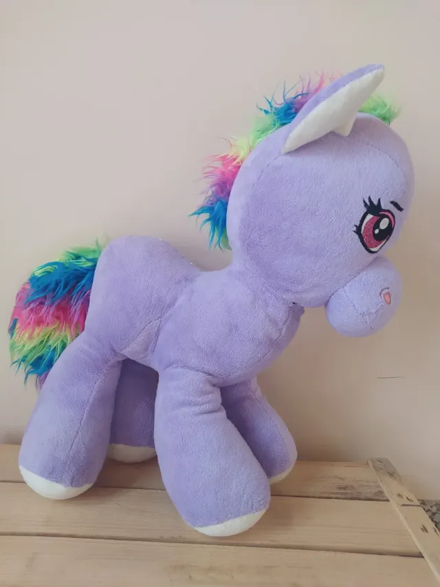 Caballito de peluche morado con arcoíris